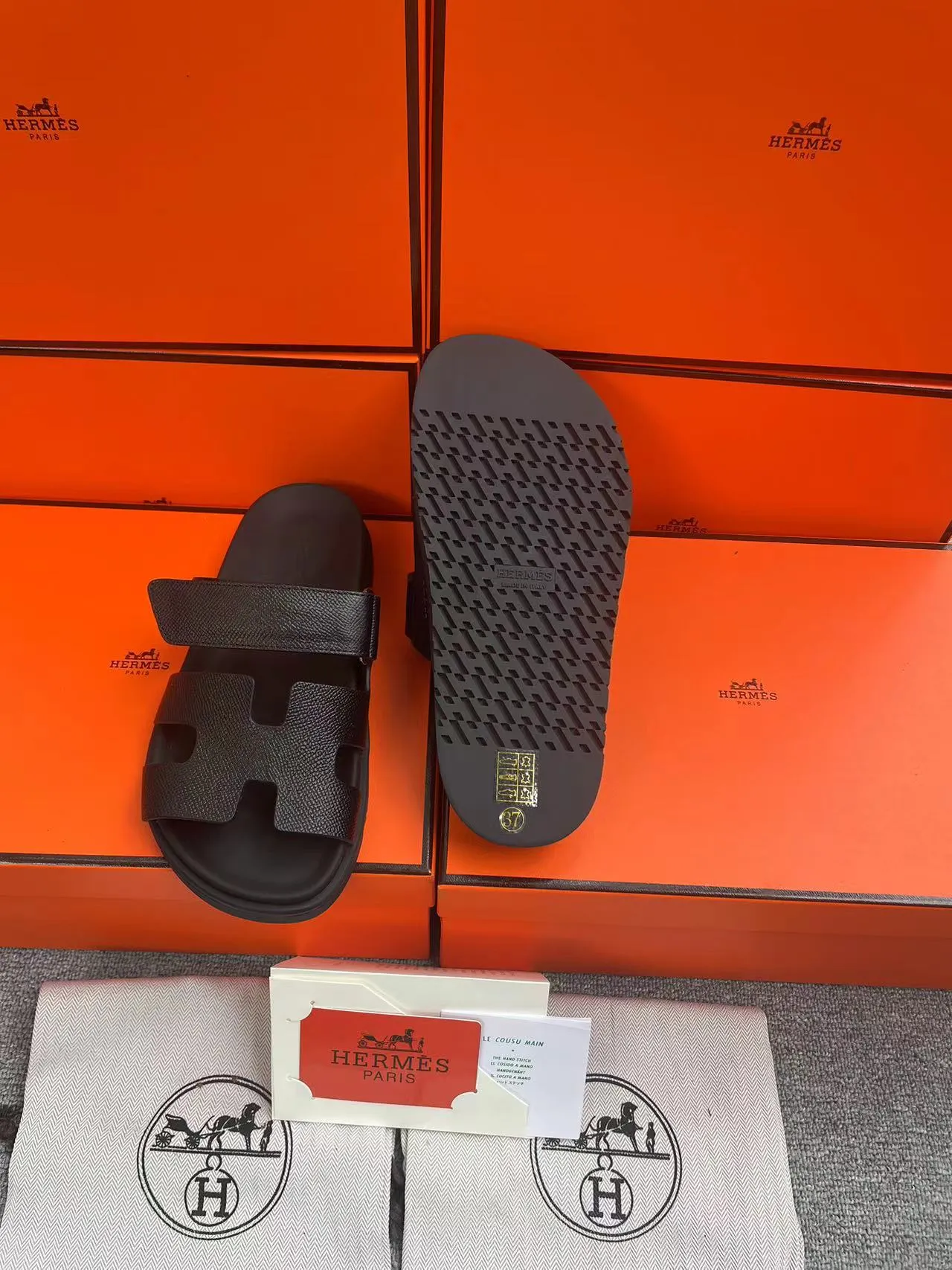 👟👟Ex-factory price 480👟👟, H HERMES is the same style for men and women, the couple's second uncle shoes that have become very popular recently - sandals, paired with various colorful socks, very trendy ✅Upper: imported mixed sheepskin and deerskin ✅Inner: imported mixed sheepskin ✅Outsole: Tpu non-slip and wear-resistant outsole ✅Size: women's 35-42. Male 38-46